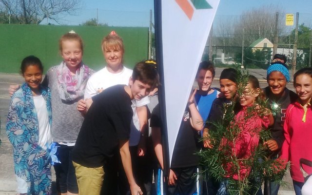 Leerders van Laerskool Okkie Smuts is hier hard besig met die plant van bome op die skoolterrein